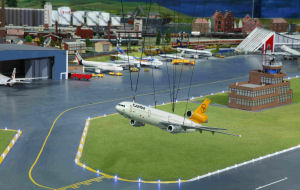 Miniland: Flughafen mit startendem Flugzeug