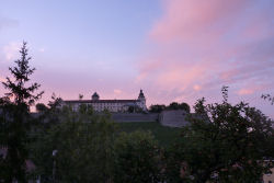 Festung Wrzburg im Abendrot, darunter die Weinlage "Innere Leiste"