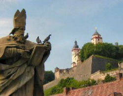 Blick von der Mainbrcke zur Festung