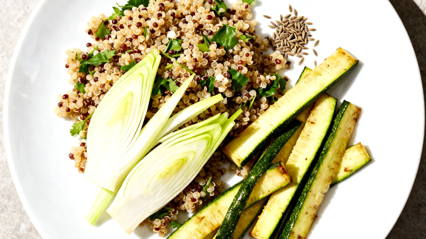Fenchel-Quinoa-Salat mit gedünstetem Zucchini und Kümmel"