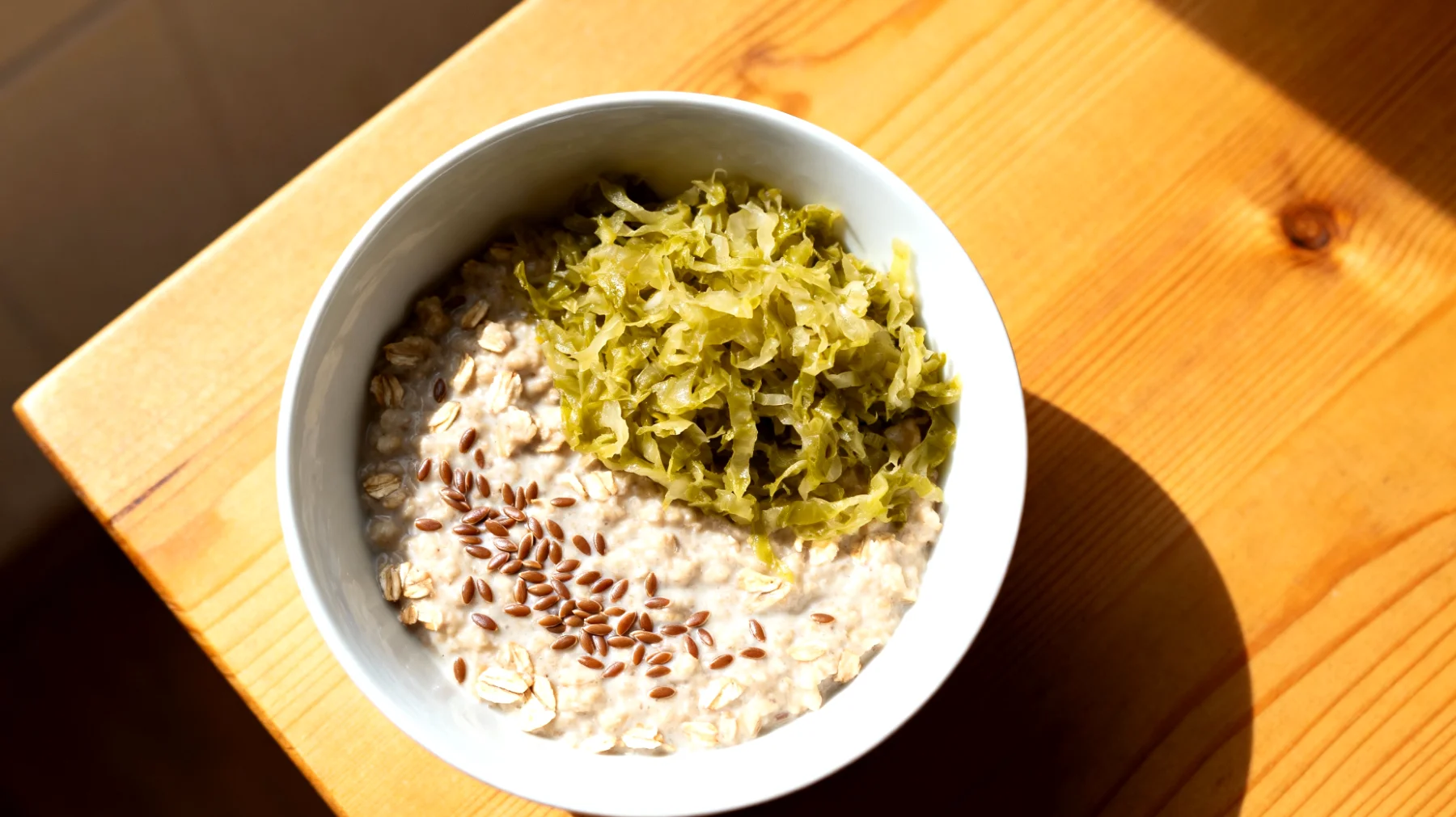 Hafer-Leinsamen-Porridge mit fermentiertem Gemüse (Sauerkraut)"