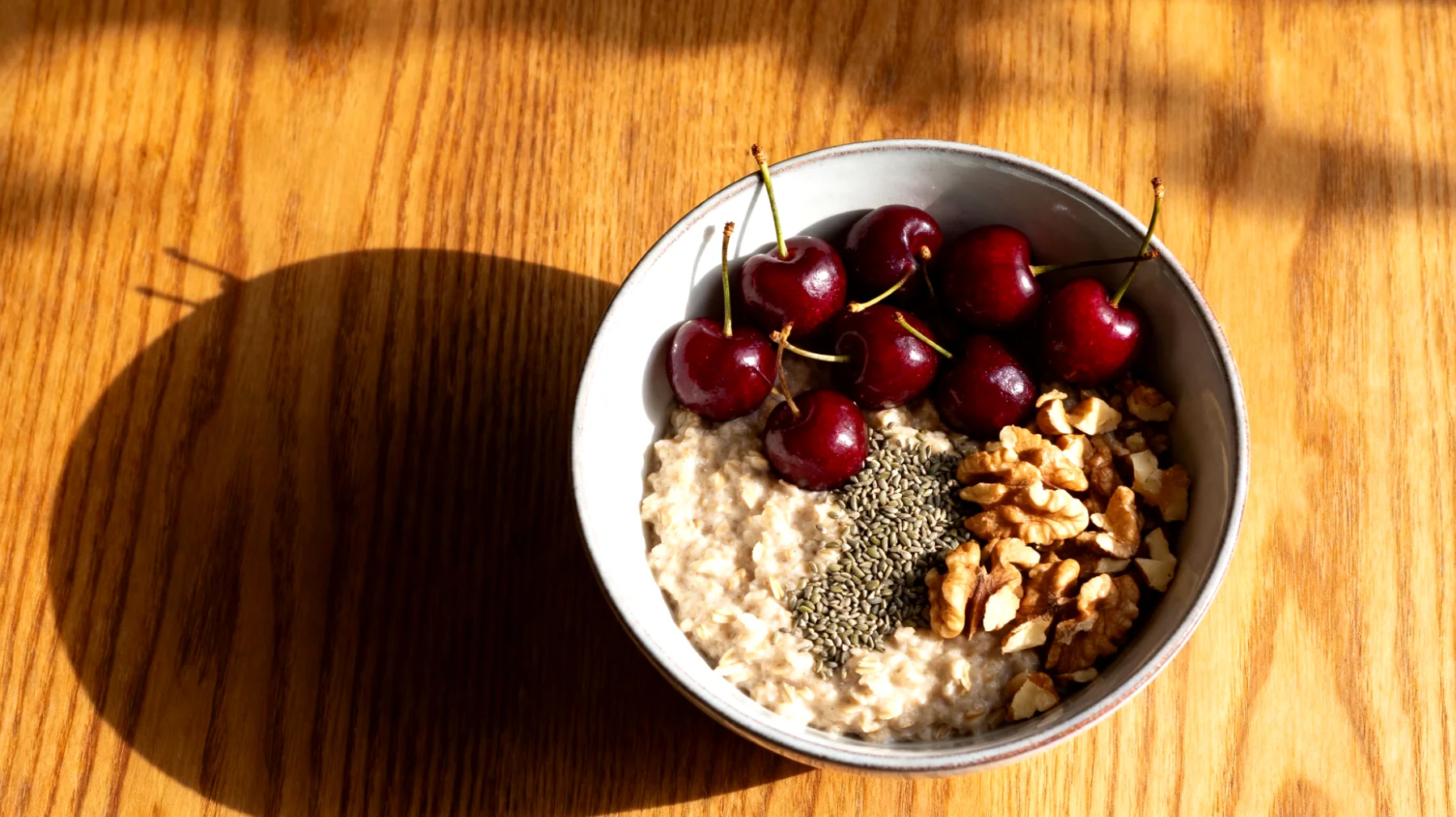 Haferporridge mit Sauerkirschen, Walnüssen und Hanfsamen"