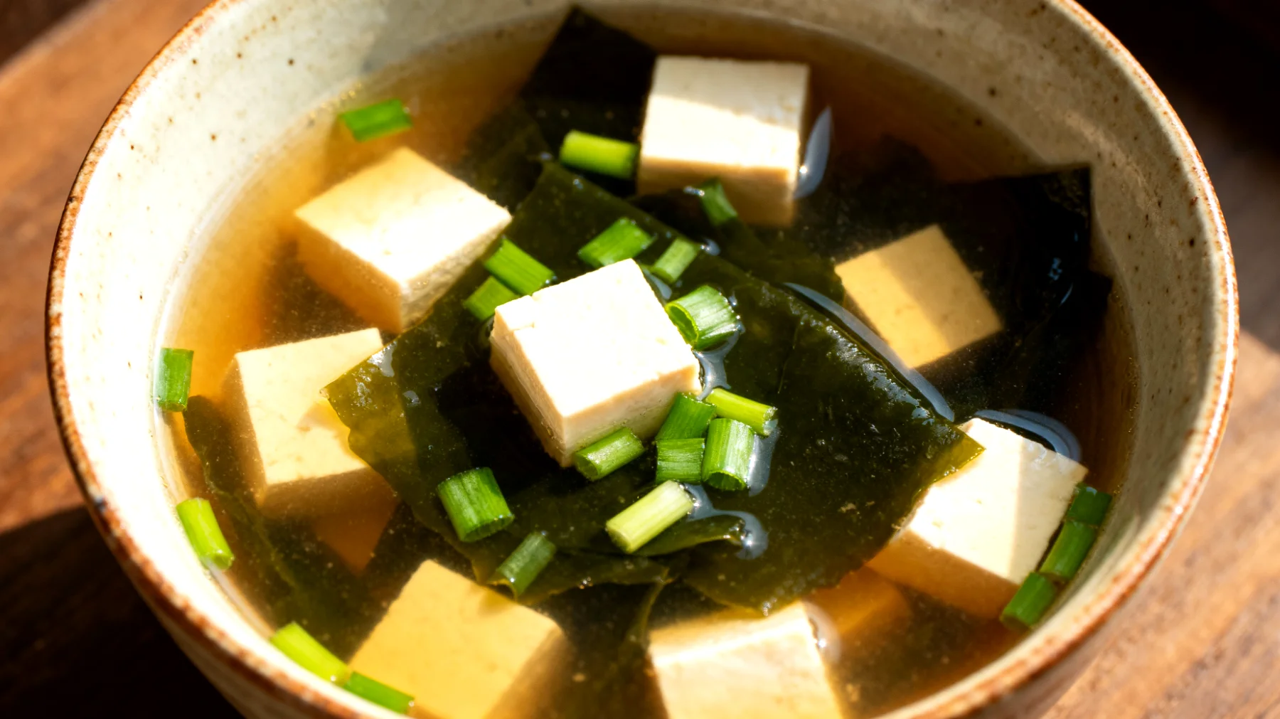 Miso-Suppe mit Wakame-Algen und Seidentofu"