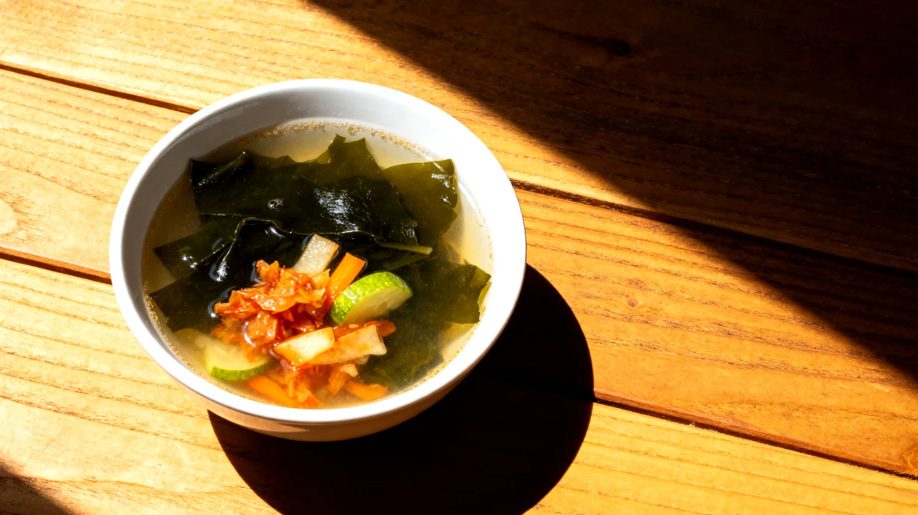 Miso-Suppe mit Wakame-Algen und fermentiertem Gemüse"